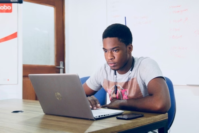 Estudante utilizando notebook
