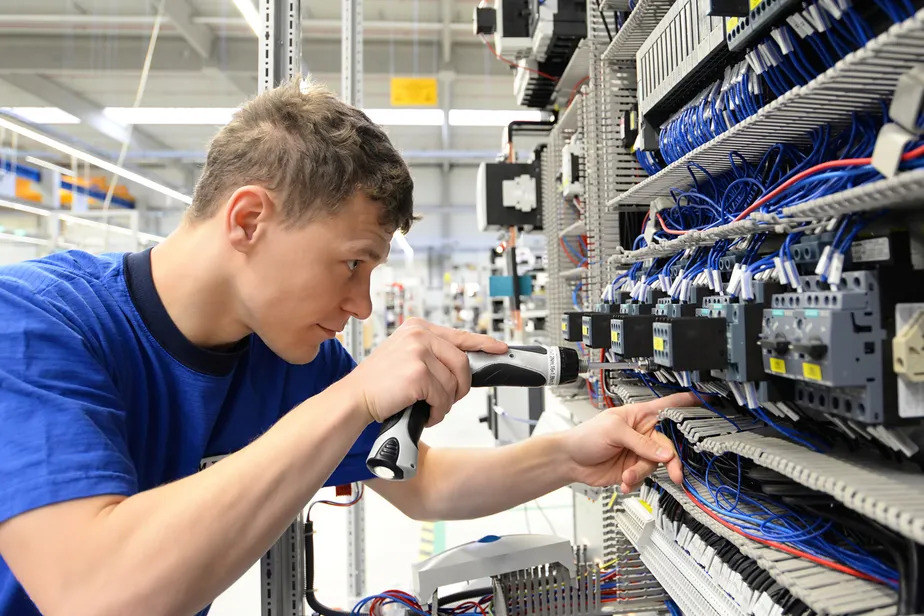 Aluno em prática de eletrotécnica